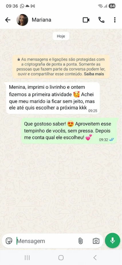 Conversa no WhatsApp com Mariana: "Menina, imprimi o livrinho e ontem fizemos a primeira atividade. Achei que meu marido ia ficar sem jeito, mas ele até quis escolher a próxima."