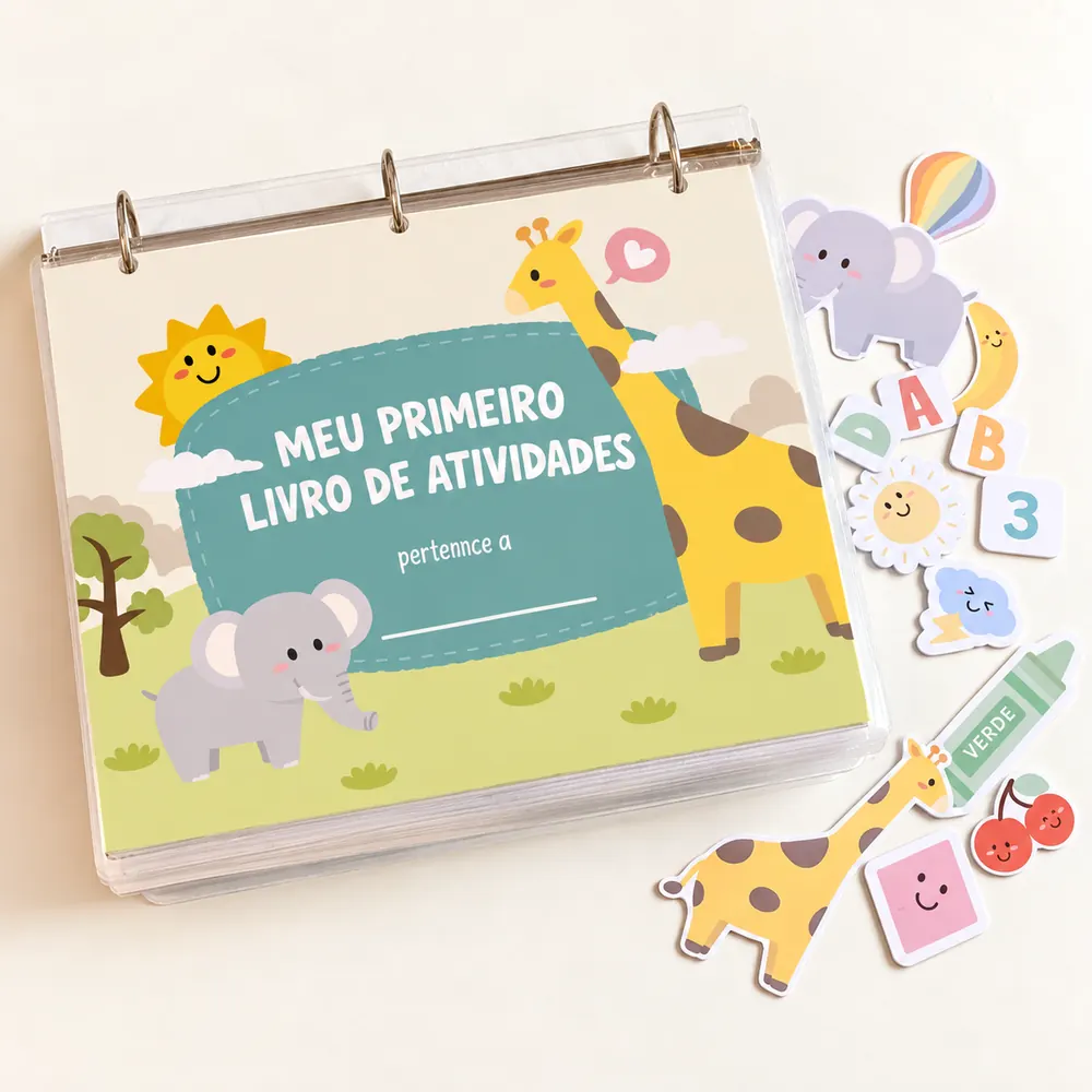 Foto do Meu Primeiro Livro de Atividades em espiral, com girafa e elefante na capa, ao lado das fichas soltas de letras, números e animais